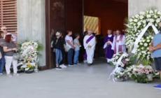 I funerali di Alessia e Giulia, le sorelle investite da un treno a Riccione