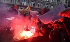 Bollette bruciate in piazza, riparte da Bologna la guerra al carovita