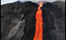 Stromboli: ancora colata lavica dal cratere fino al mare