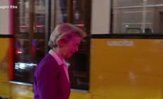 Von der Leyen a Milano, la foto sul tram con il sindaco Sala