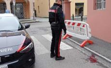 Pedone litiga con automobilista, cade battendo la testa
