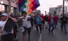 Peru', manifestanti scendono in strada per chiedere la liberazione di Castillo