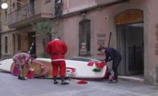 Barcellona, decine di Babbi Natale pagaiano in mare per solidarieta'