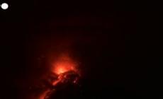 Guatemala, il vulcano Fuego in eruzione: colonna di cenere alta 2 km