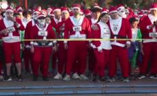 Messico, migliaia di runner vestiti da Babbo Natale per una corsa di beneficenza