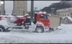 Russia, maxi-nevicata a Mosca: macchine spalatrici in azione