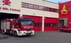 Il Babbo Natale pompiere consegna il camion dei vigili del fuoco al piccolo Jonathan