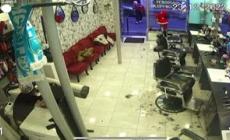 Sparatoria a Parigi, in un video di sorveglianza il killer armato entra in un barbiere