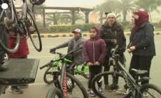 Pakistan, ciclisti "sfidano" lo smog di Lahore per una campagna contro l'inquinamento