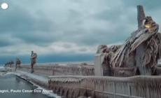 Canada, sculture di ghiaccio naturali su un molo sul lago Ontario- Video