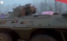 Il Babbo Natale russo arriva su un carro armato e saluta le truppe