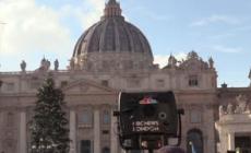 Ratzinger, media da tutto il mondo affluiscono in piazza San Pietro