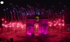 Capodanno a Parigi, i fuochi d'artificio illuminano l'Arco di Trionfo