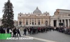 Ratzinger, tra i fedeli in fila a San Pietro per l'omaggio al Papa emerito