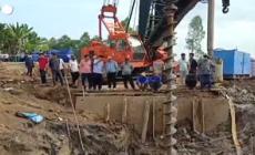 Vietnam, soccorritori al lavoro per recuperare un bambino caduto in una fossa