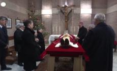 Ratzinger, la salma traslata dal monastero Mater Ecclesiae a San Pietro