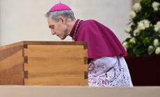 Il Papa: " Via Gaenswein da Roma",  torna in Germania