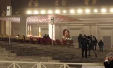 Dall'alba al freddo, migliaia i fedeli in fila per l'ultimo saluto a Ratzinger - Video