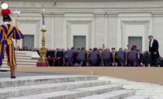 Papa Francesco prega sul feretro di Benedetto XVI