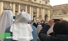 Foto e commozione, tra i fedeli durante il funerale di Ratzinger
