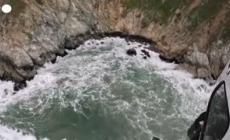 Auto precipita dalla scogliera in California, salva la famiglia a bordo - Video