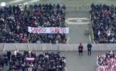 "Santo subito", a piazza San Pietro l'ultimo saluto a Benedetto XVI