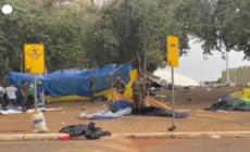 Brasile, soldati smantellano il campo allestito dai sostenitori di Bolsonaro davanti al quartier generale dell'esercito a Brasilia