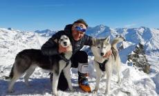Ucciso da una valanga mentre cerca i suoi cani