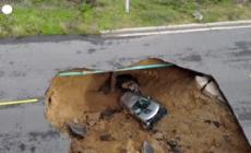 Maltempo California, si apre un'enorme voragine su una strada: "inghiottiti" due veicoli