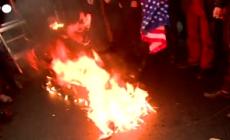 Iran, proteste davanti all'ambasciata francese contro le nuove vignette di Charlie Hebdo
