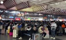 Cina, folla di viaggiatori alla stazione di Suzhou in vista del Capodanno lunare
