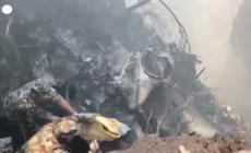 Precipita un aereo in Nepal, le operazioni di soccorso - Video