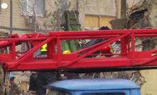 Ucraina, attacco missilistico a Dnipro: soccorritori continuano a cercare eventuali sopravvissuti tra i detriti e le macerie
