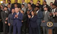 Nba, i campioni di Golden State alla Casa bianca. E Biden s'inginocchia