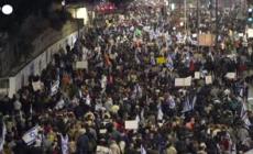 Israele, massiccia protesta anti-Netanyahu e contro il governo a Tel Aviv