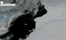 Un enorme iceberg si stacca dalla banchisa in Antartide