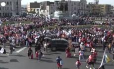 Peru', manifestanti anti-governativi si radunano a Lima