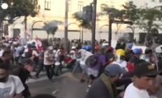 Peru', disordini a Lima: scontri tra manifestanti antigovernativi e polizia