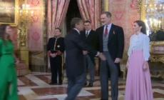 Spagna, l'ambasciatore iraniano non stringe la mano alla regina Letizia