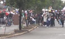 Peru': nuovi scontri con la polizia a Lima, morto un manifestante