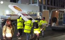 Ambiente, Greenpeace organizza una protesta davanti alla sede di Shell