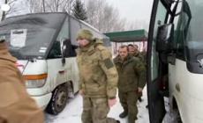Ucraina, 63 prigionieri di guerra rilasciati tornano in Russia