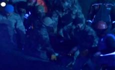 Terremoto in Turchia, soccorritori trovano un sopravvissuto tra le macerie di un palazzo crollato