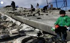 Terremoto, edifici distrutti e cumuli di macerie vicino al confine siriano-turco