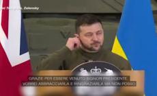 Zelensky abbraccia una giornalista ucraina durante la conferenza stampa con Sunak