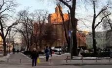 Ucraina, ancora sirene antiaeree a Kiev: la gente si rifugia nella metropolitana