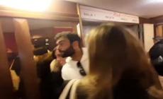 Sanremo, Marco Mengoni tentato dal bagno di folla dopo le prove all'Ariston