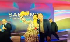 Sanremo, Chiara Francini fa un selfie con Amadeus in sala stampa
