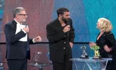 Luciana Littizzetto "spoglia" Marco Mengoni a 'Che tempo che fa'