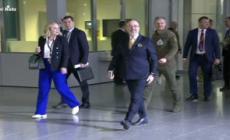 Ucraina, ministro Difesa alla Nato con una pochette con il disegno di un jet